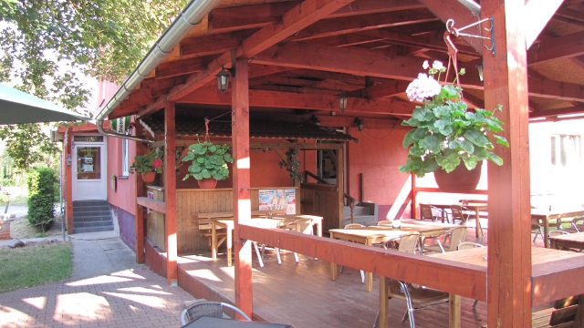 Zahrádka Restaurace Mezi Lány pod červenou pergolou